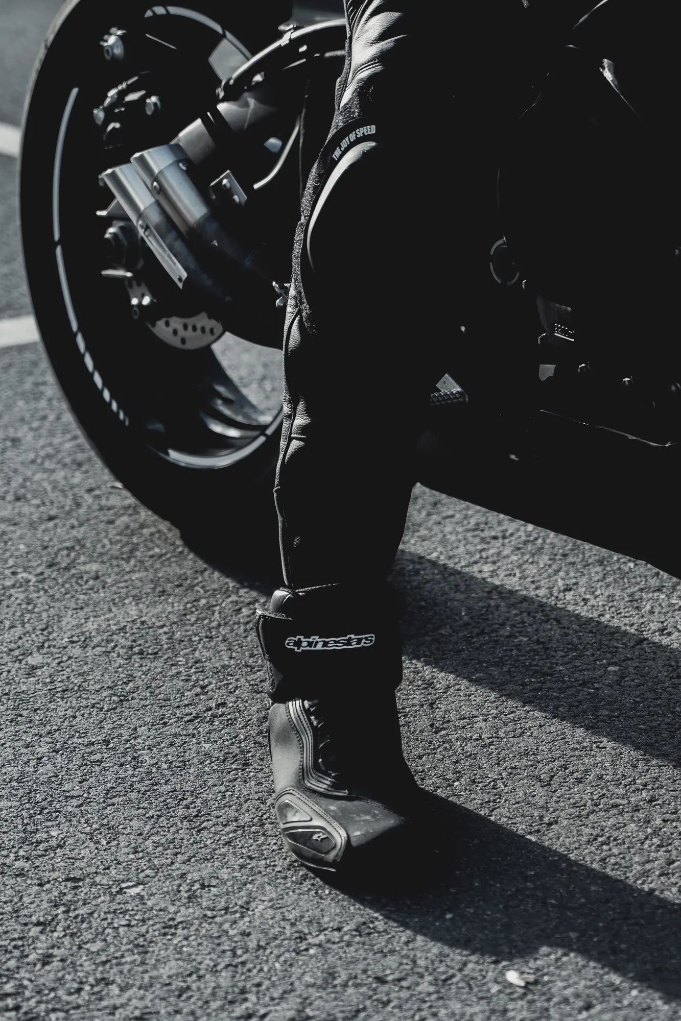Nahaufnahme von Stiefel und Vorderrad einer Suzuki GSX-R 600 K8 auf Asphalt.